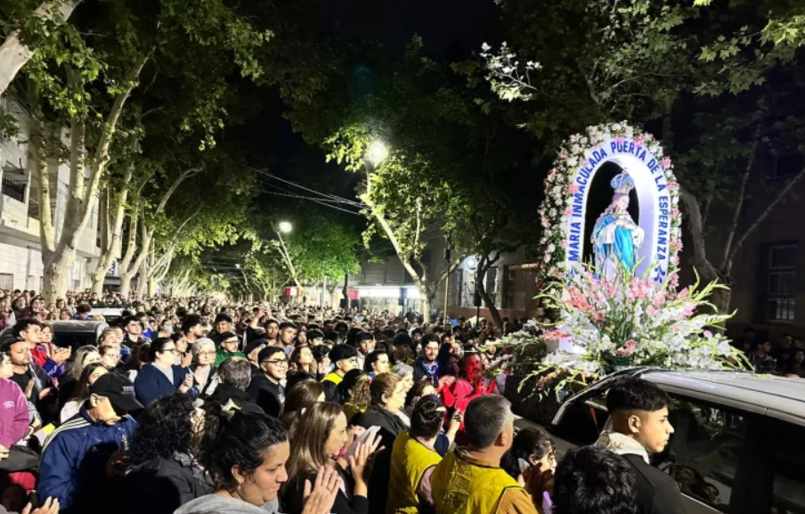 La devoción superó el mal tiempo: más de 3.000 fieles caminaron junto a la Virgen