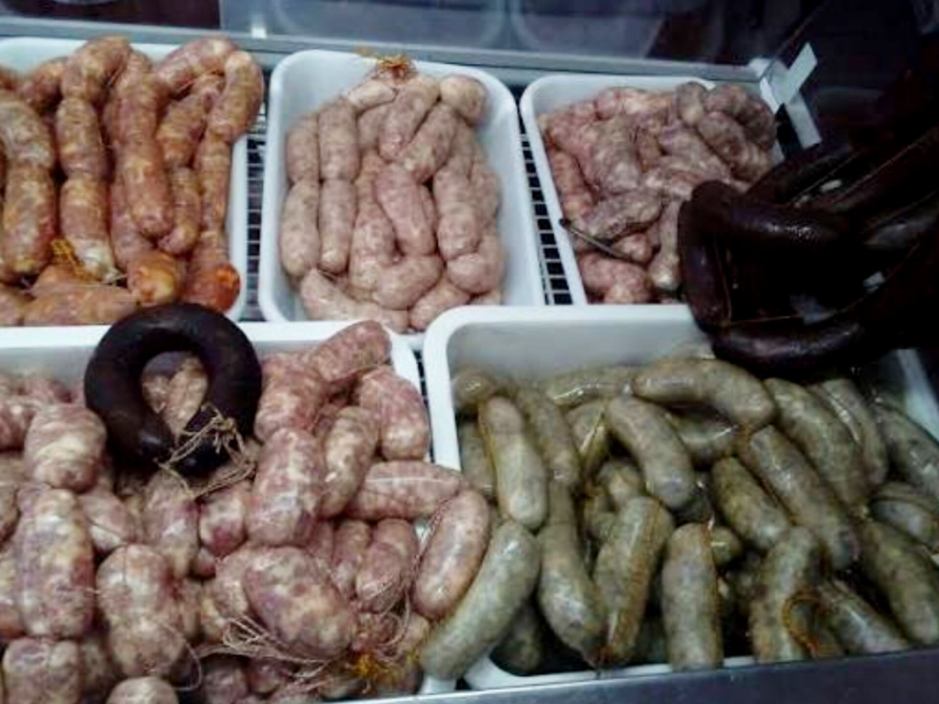 Allanamiento: vendían embutidos rellenos de carne de gatos