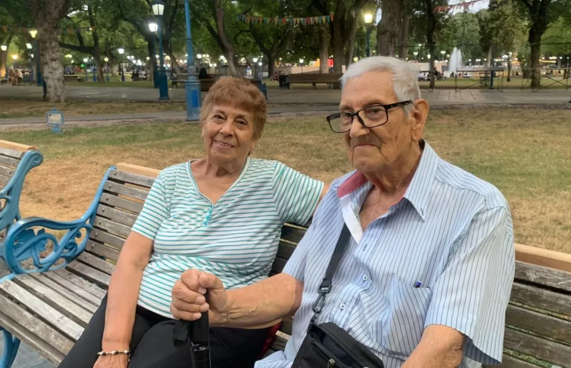 Con 85 y 80 años, cuidan autos en la Plaza para pagarse el remedio de la presión