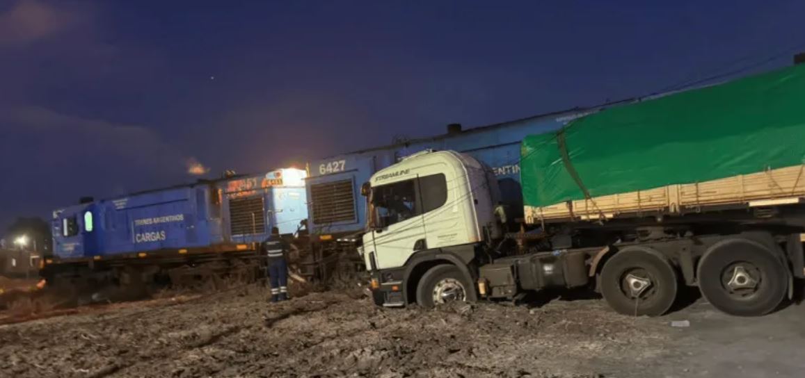 Un camión colisionó con un tren en 25 de Mayo