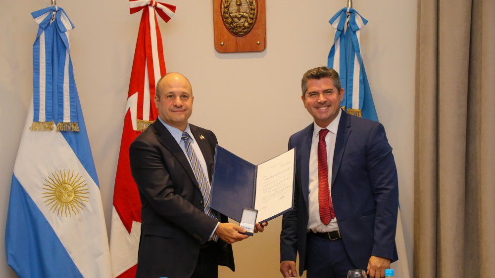 Orrego recibió la visita del embajador de Canadá