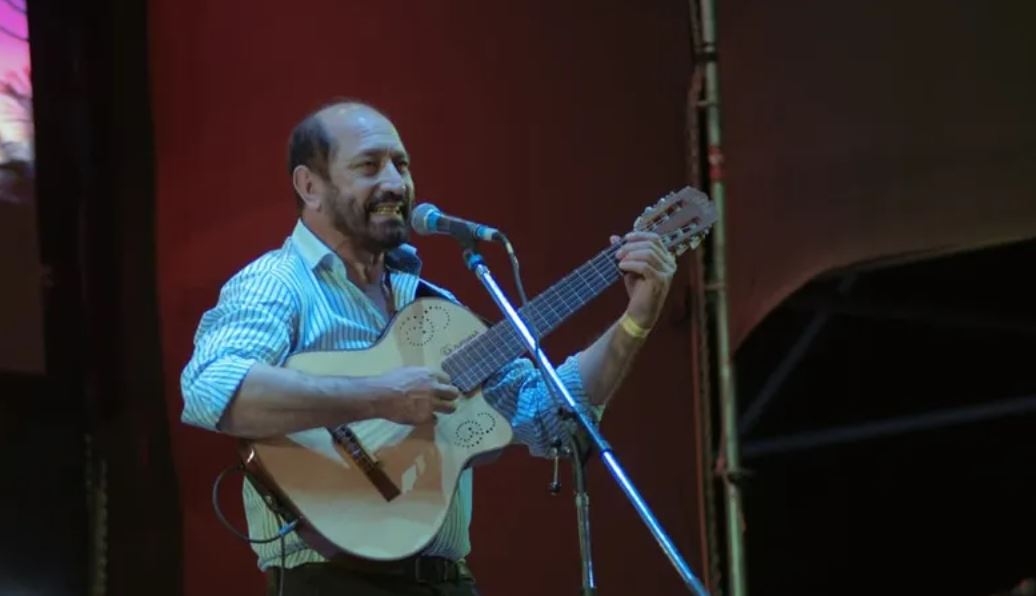 Con guitarra en mano, el exintendente Julián Gil participó en el Festival de la Semilla y la Manzana