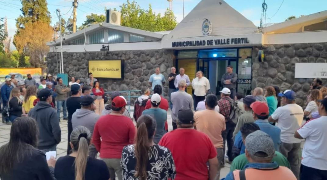 Arde Valle Fértil: sitiado por los conflictos, el intendente en deuda con los empleados