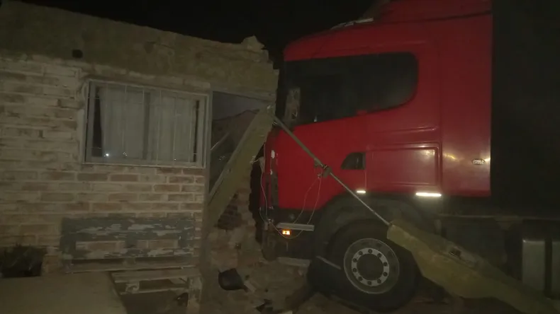 Caucete: un camión impactó contra una vivienda