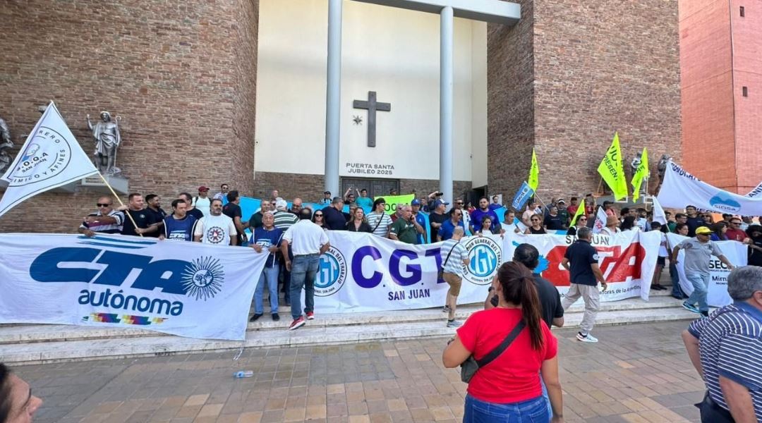 Fuerte movilización sindical contra la reforma laboral en la Plaza 25
