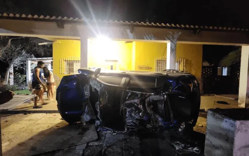 25 de Mayo: una mujer volcó con su auto tras chocar contra una palmera
