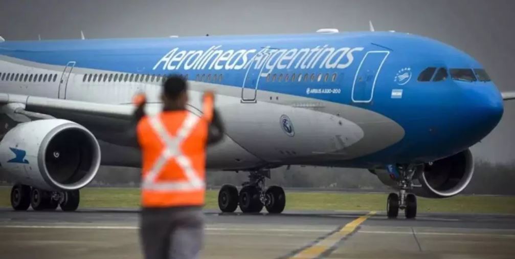 Paro y 255 vuelos cancelados: el Gobierno manda autos a buscar diputados para salvar la reforma laboral