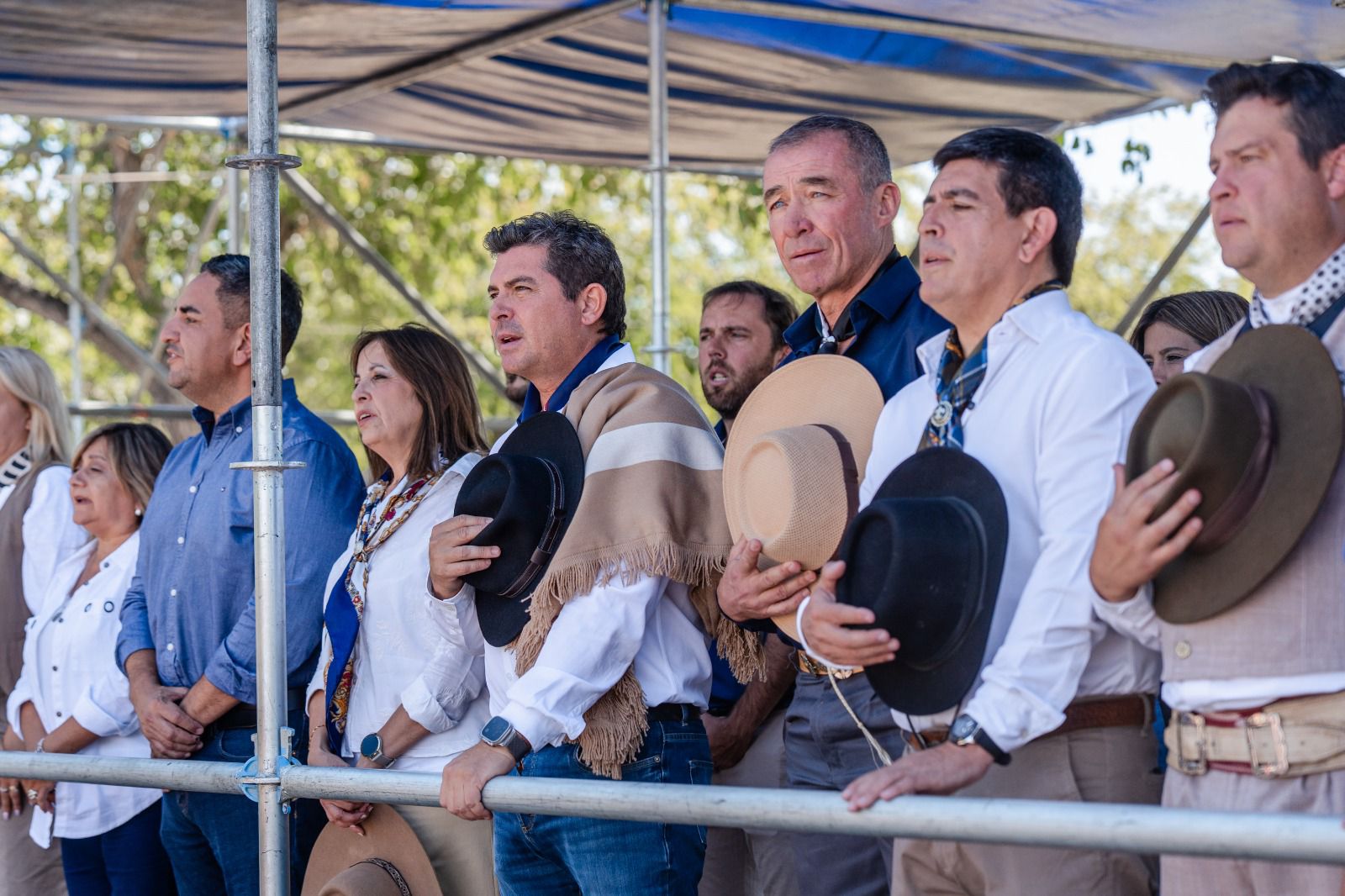 Orrego encabezó una nueva edición de la Cabalgata de la Fe a la Difunta Correa