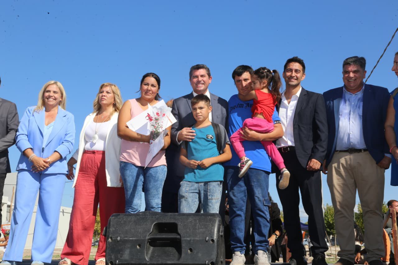 Orrego hizo entrega de viviendas a más de 50 familias