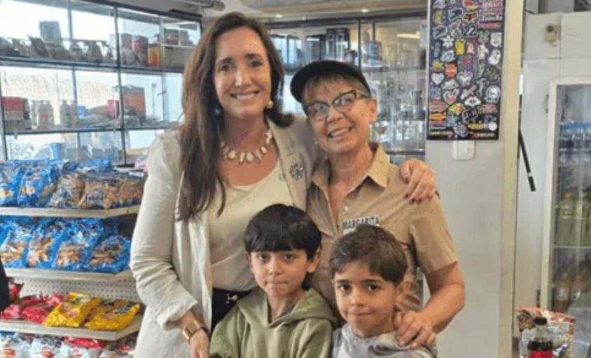 Villarruel pasó por San Juan y se saco fotos en un local de Media Agua
