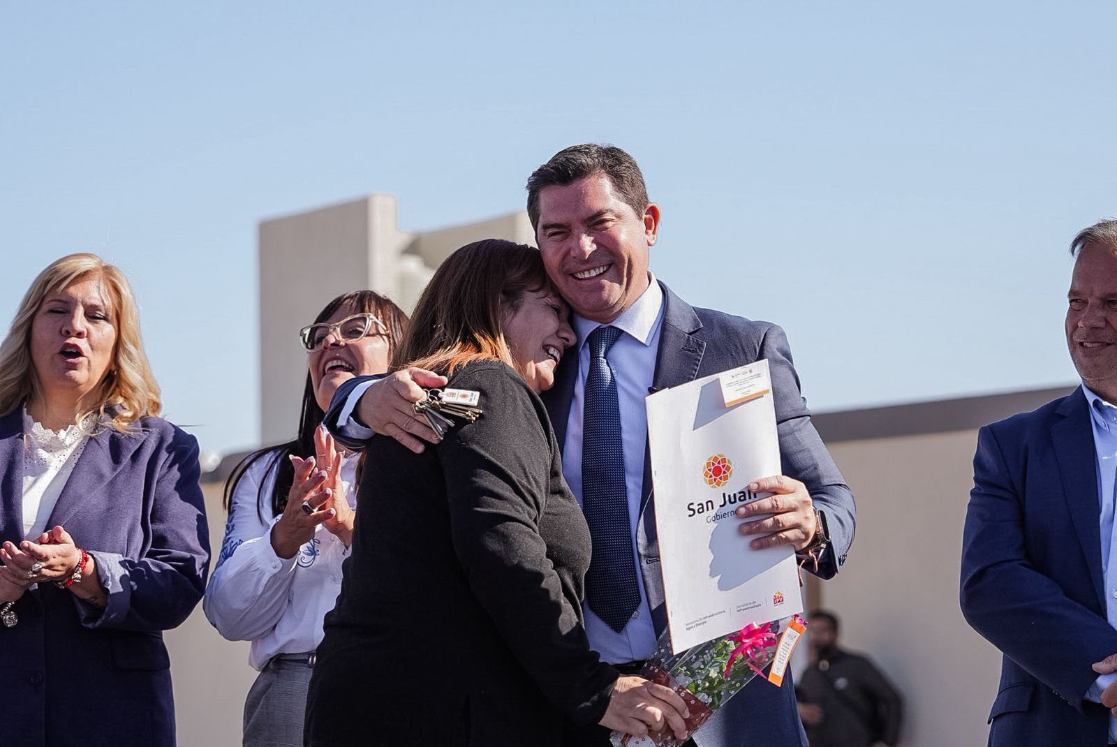 Orrego realizó la entrega de nuevas viviendas