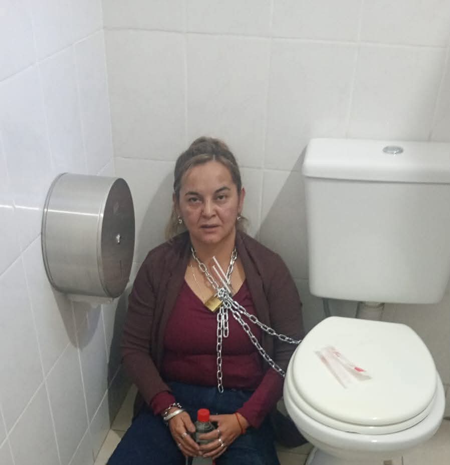 Se encadenó en una obra social al no tener respuestas