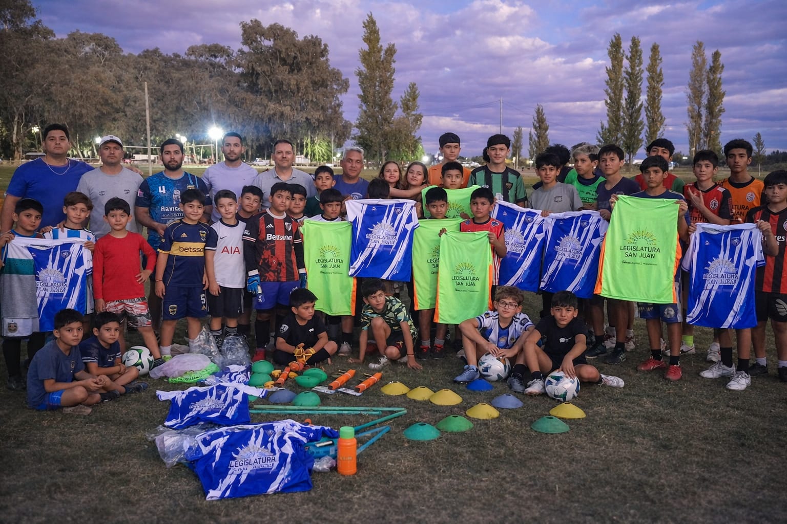 Caucete: el vicegobernador y el Dr. Bernal, hicieron entrega de camisetas y elementos a una escuela de fútbol