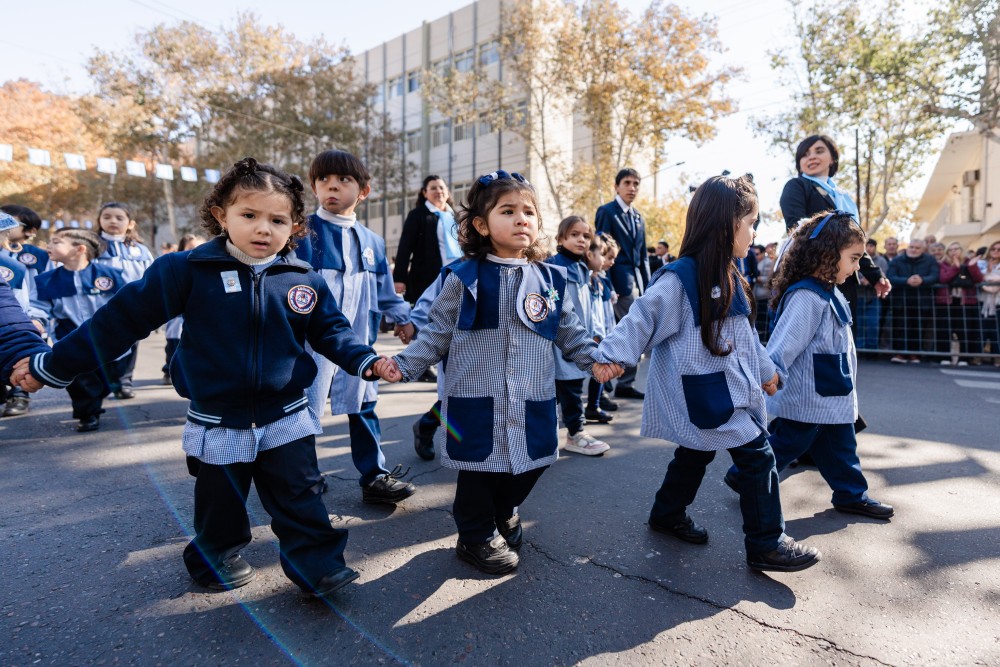 El pueblo sanjuanino celebró los 216 años de la Revolución de Mayo con un emotivo desfile cívico-militar