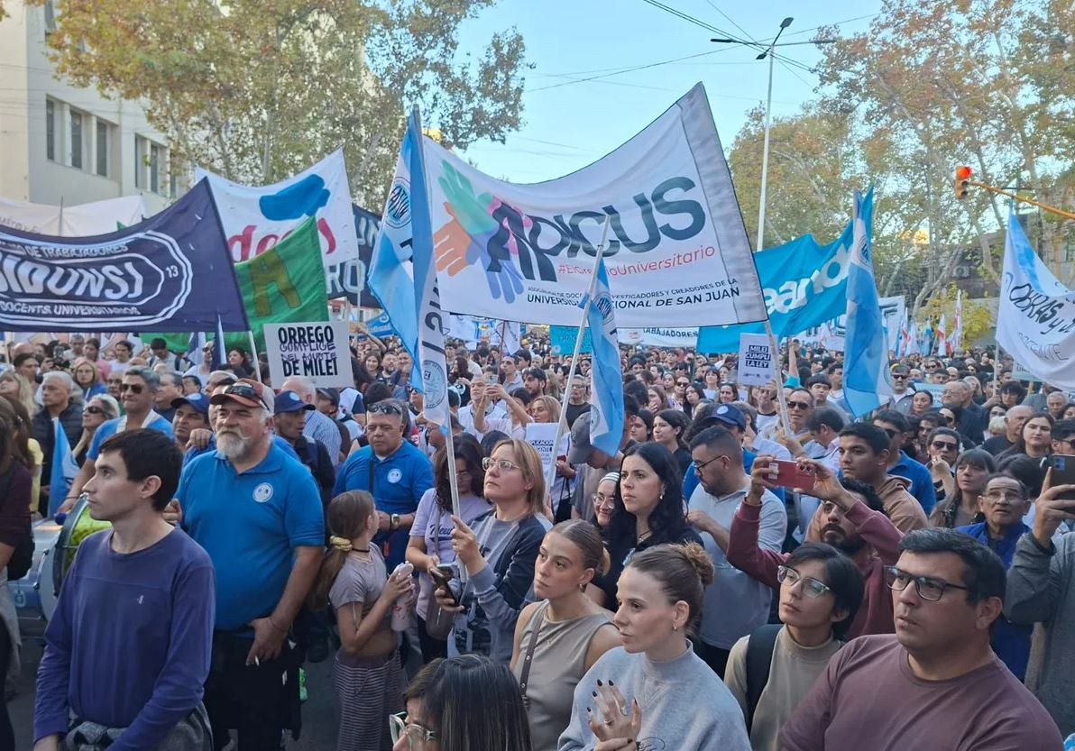 Multitudinaria marcha en San Juan por la ley de financiamiento universitario
