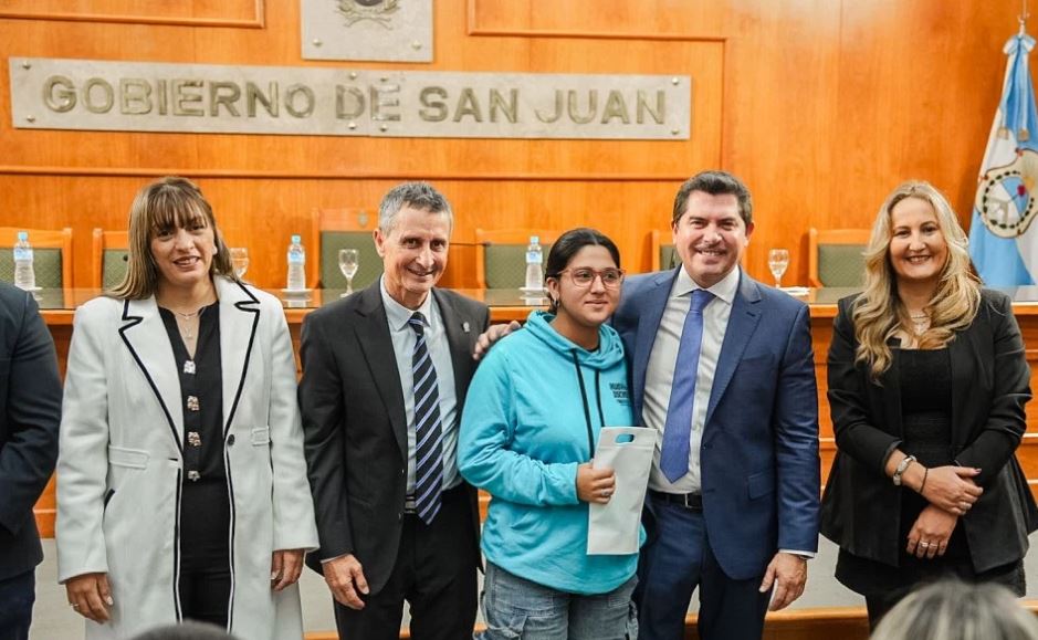 Orrego encabezó una entrega de audífonos y anteojos que transforma la vida cotidiana de las familias