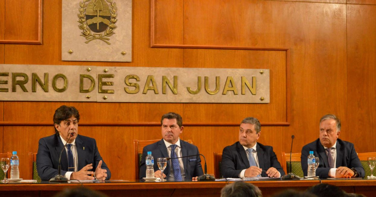 Orrego enviará proyecto de ley para buscar financiamiento y construir más de 30 barrios en San Juan