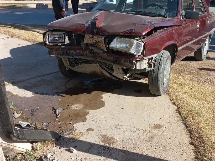 Caucete: un auto terminó chocando con el frente de una casa