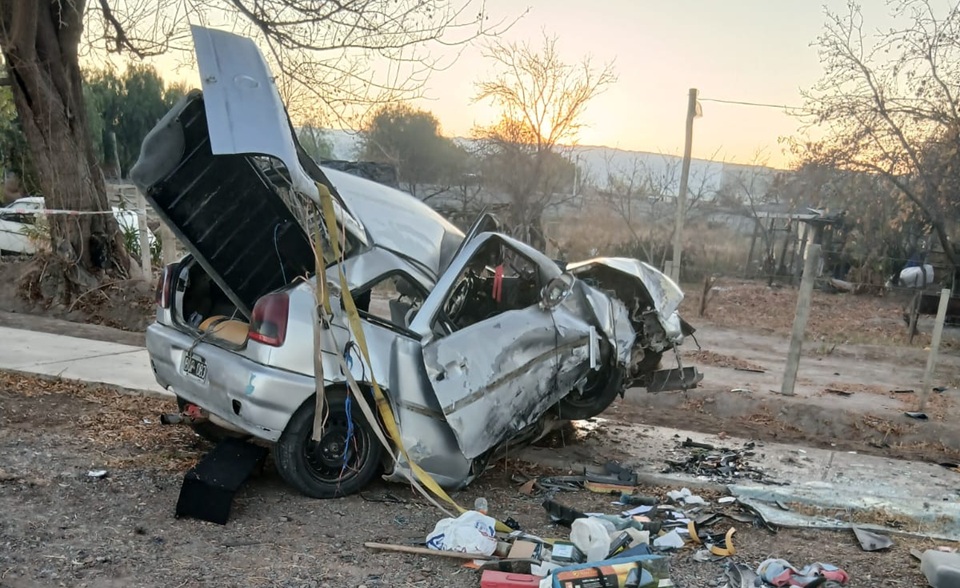 Caucete: cinco heridos al volcar un auto durante la madrugada