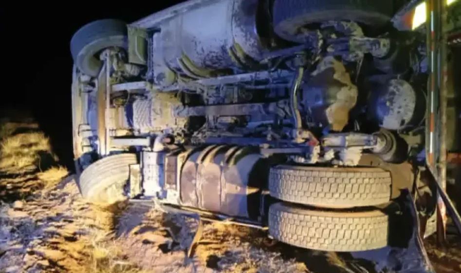 Impactante vuelco de dos camiones en la Ruta 141