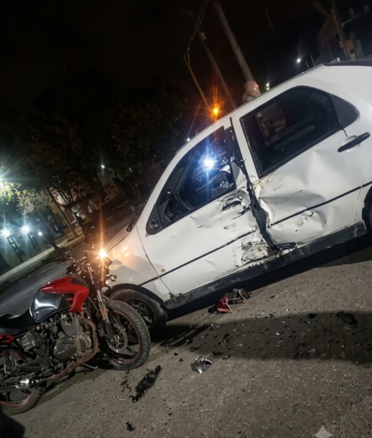 Caucete: impactante choque entre un auto y una moto