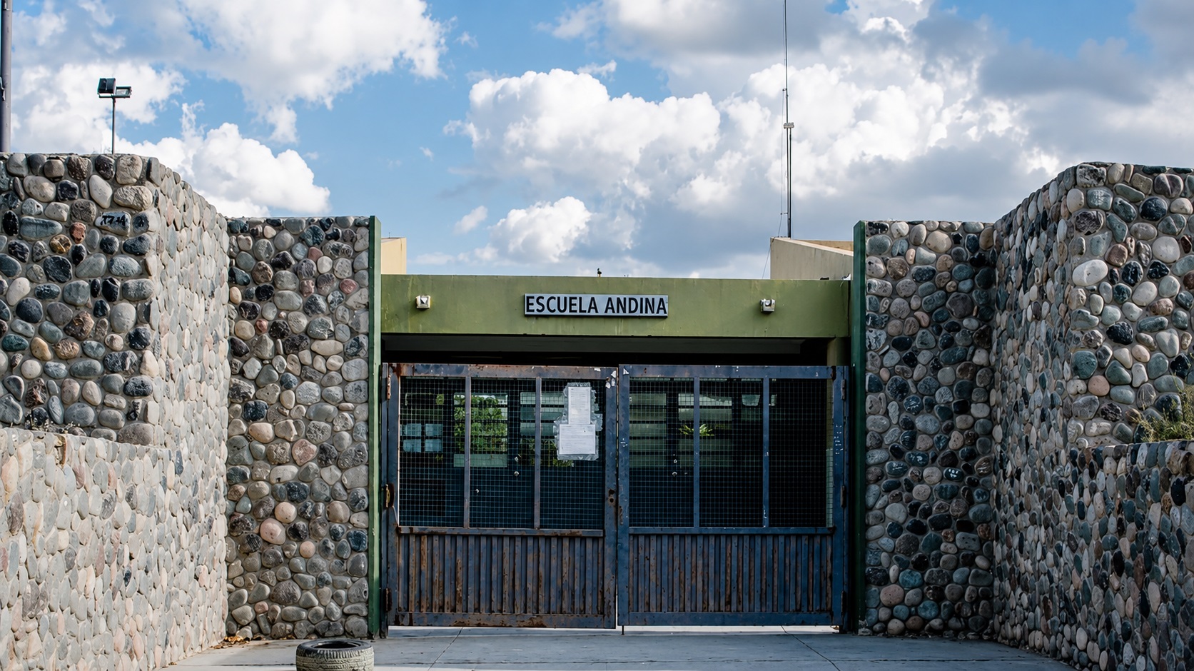 Caucete: ingresaron delincuentes durante la madrugada a una escuela, robaron y destrozaron parte de la institución