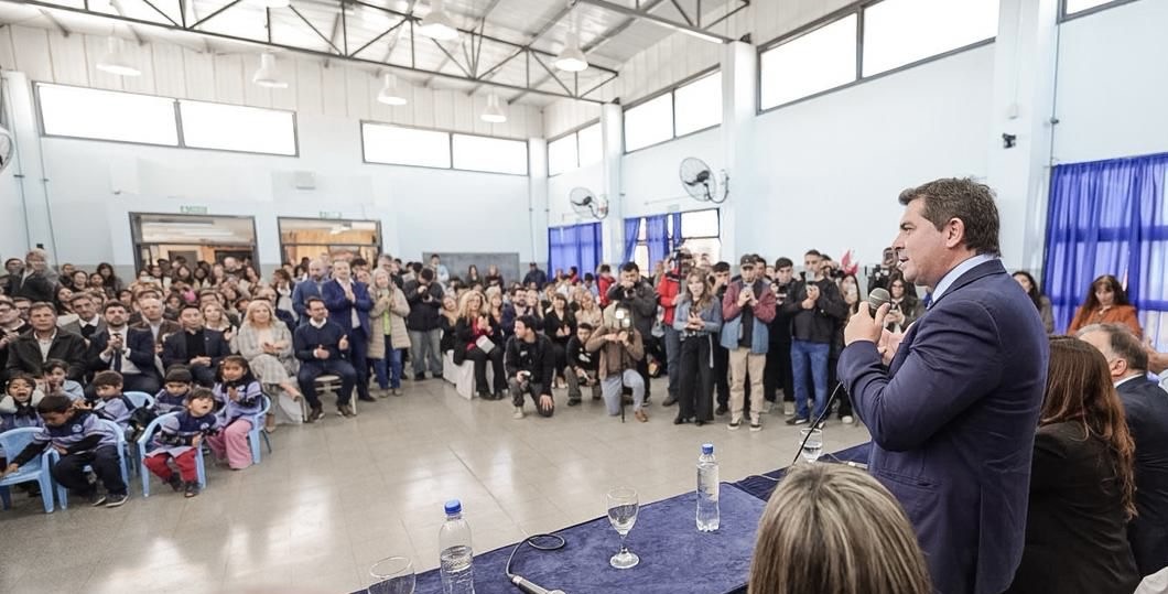 Orrego inauguró la ampliación de una escuela en Difunta Correa y recorrió la obra del Centro de Salud