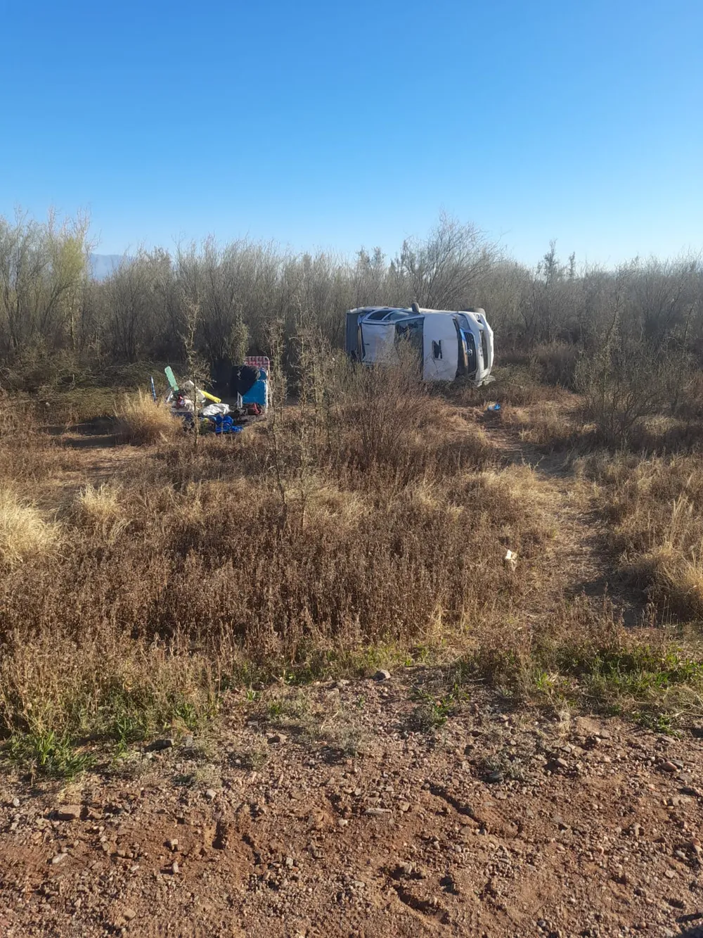 Caucete: una familia volcó con su camioneta en Bermejo