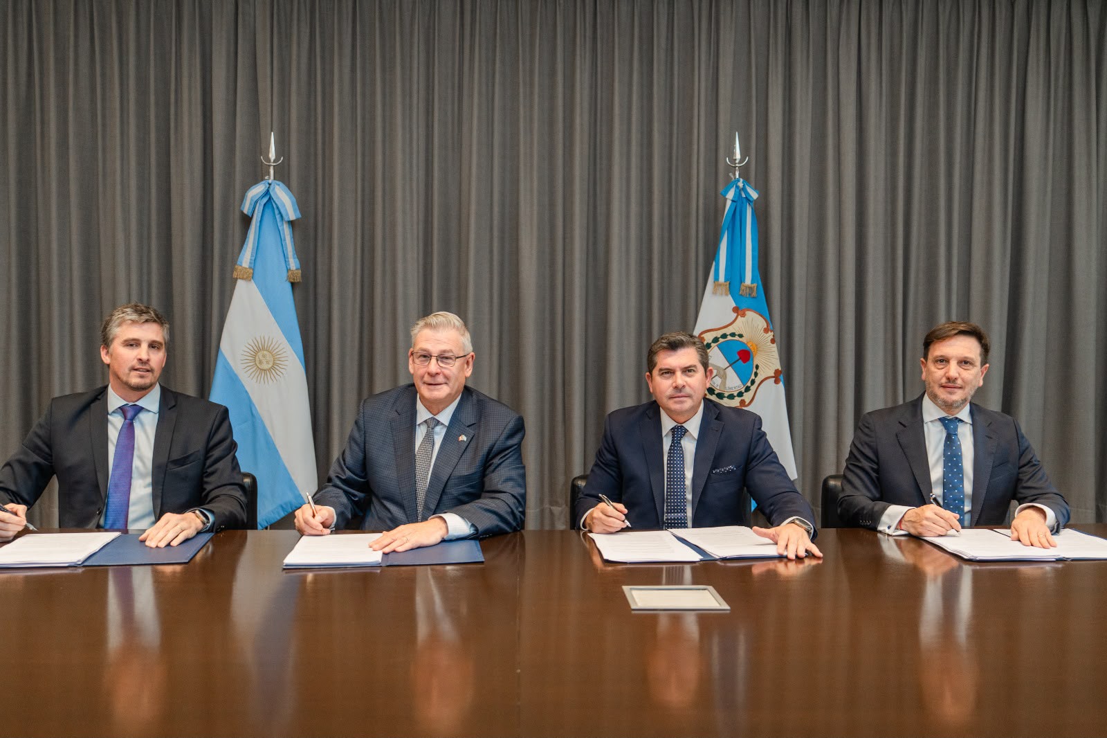 El gobernador Orrego concretó un acuerdo histórico con Vicuña que adelanta US$ 250 millones para infraestructura