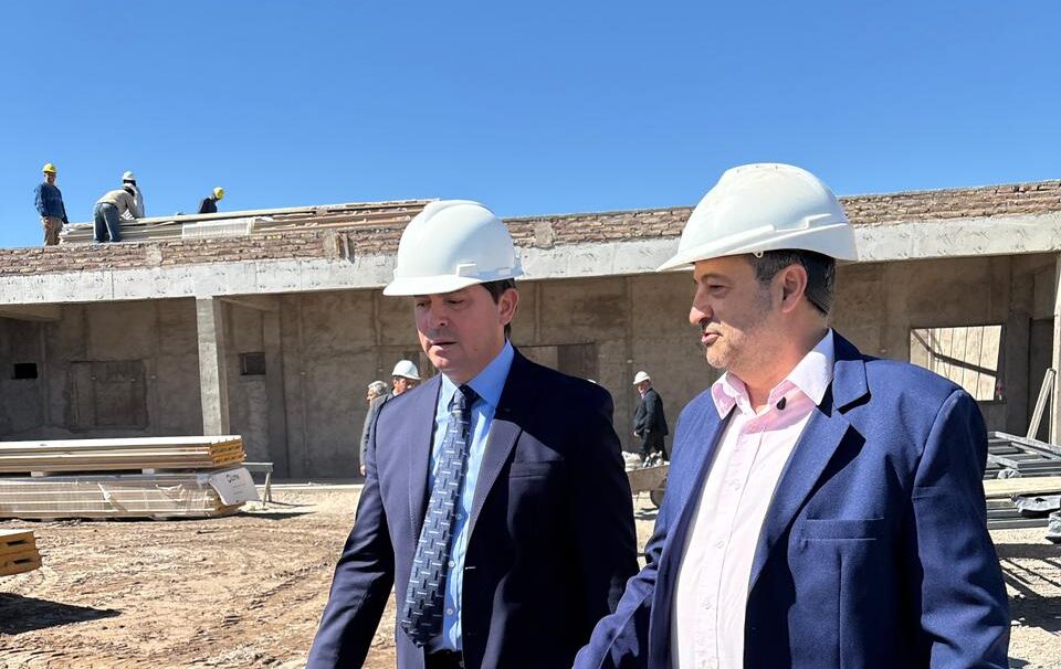 El gobernador Orrego y el Dr. Bernal recorrieron la obra del nuevo CAPS de Vallecito, una obra histórica