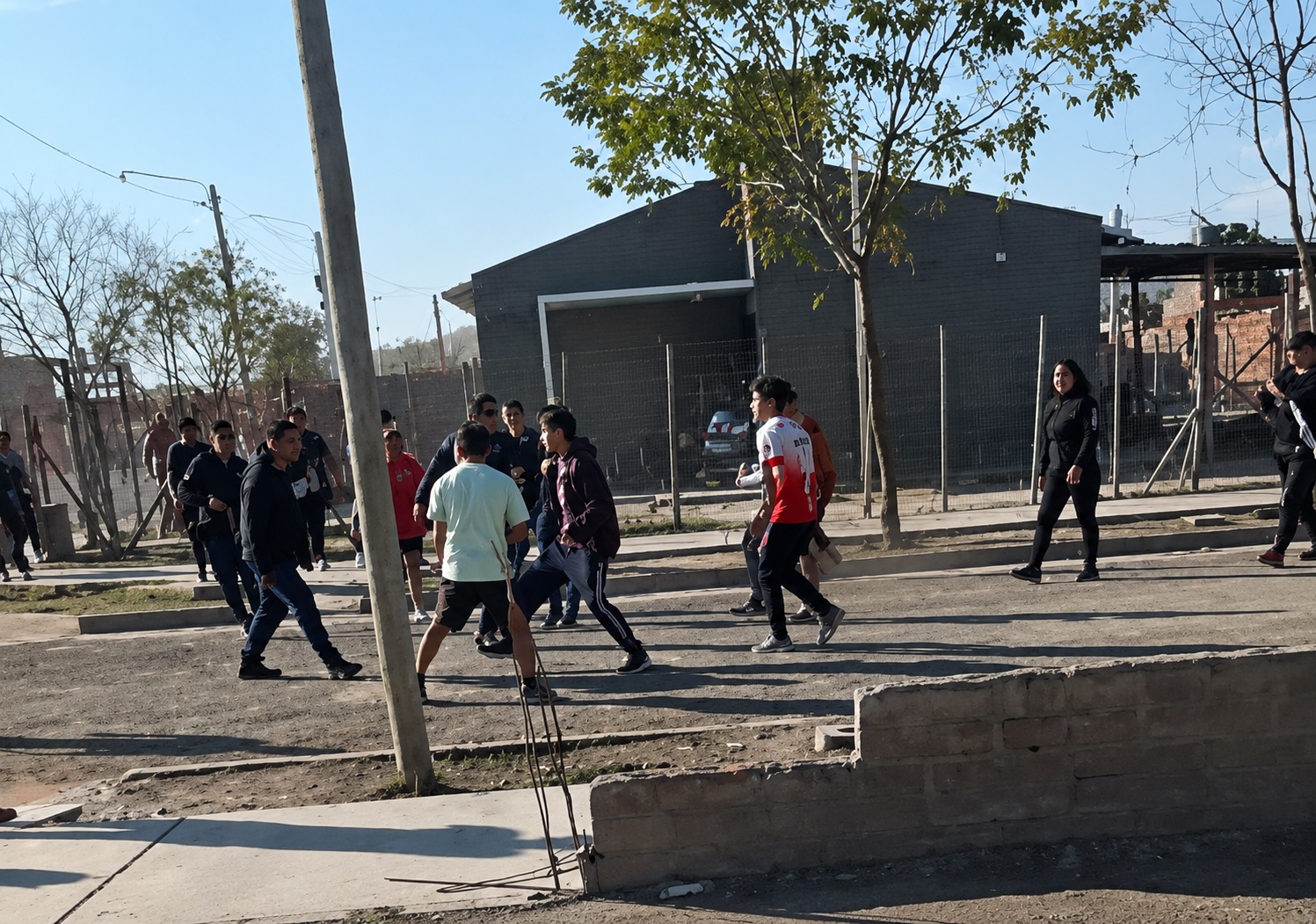 Caucete: batalla campal entre familias, un policía herido y un patrullero destrozado a pedradas