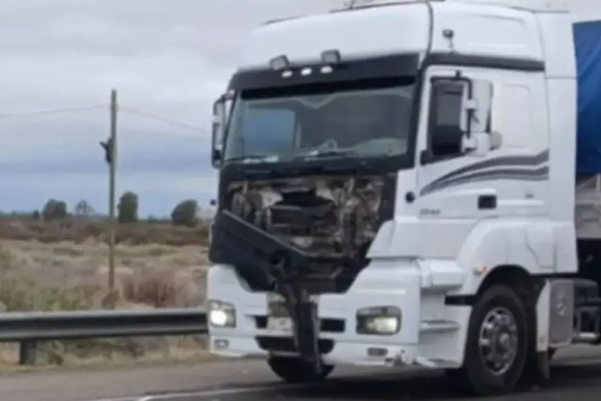 Un motociclista murió tras ser embestido por un camión en la Ruta 20