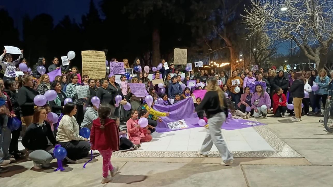 Con sus amigas amenazadas por Gendarmería, las vecinas de Barreal salieron a marchar por Camila Vecchiarello