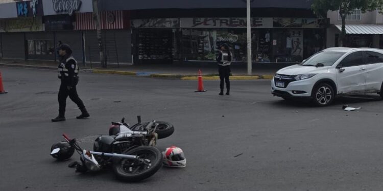 Choque sobre Diagonal Sarmiento, dos policías resultaron heridos