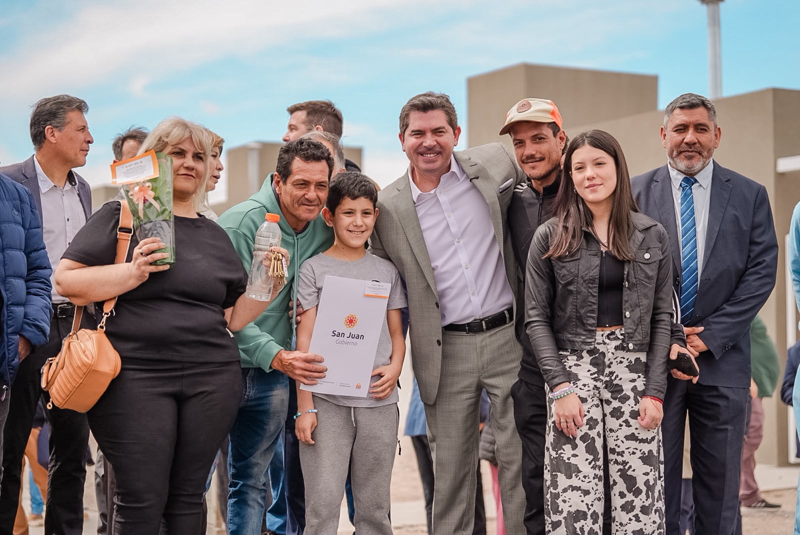 Orrego entregó viviendas en Chimbas y convirtió años de espera en el sueño cumplido de la casa propia