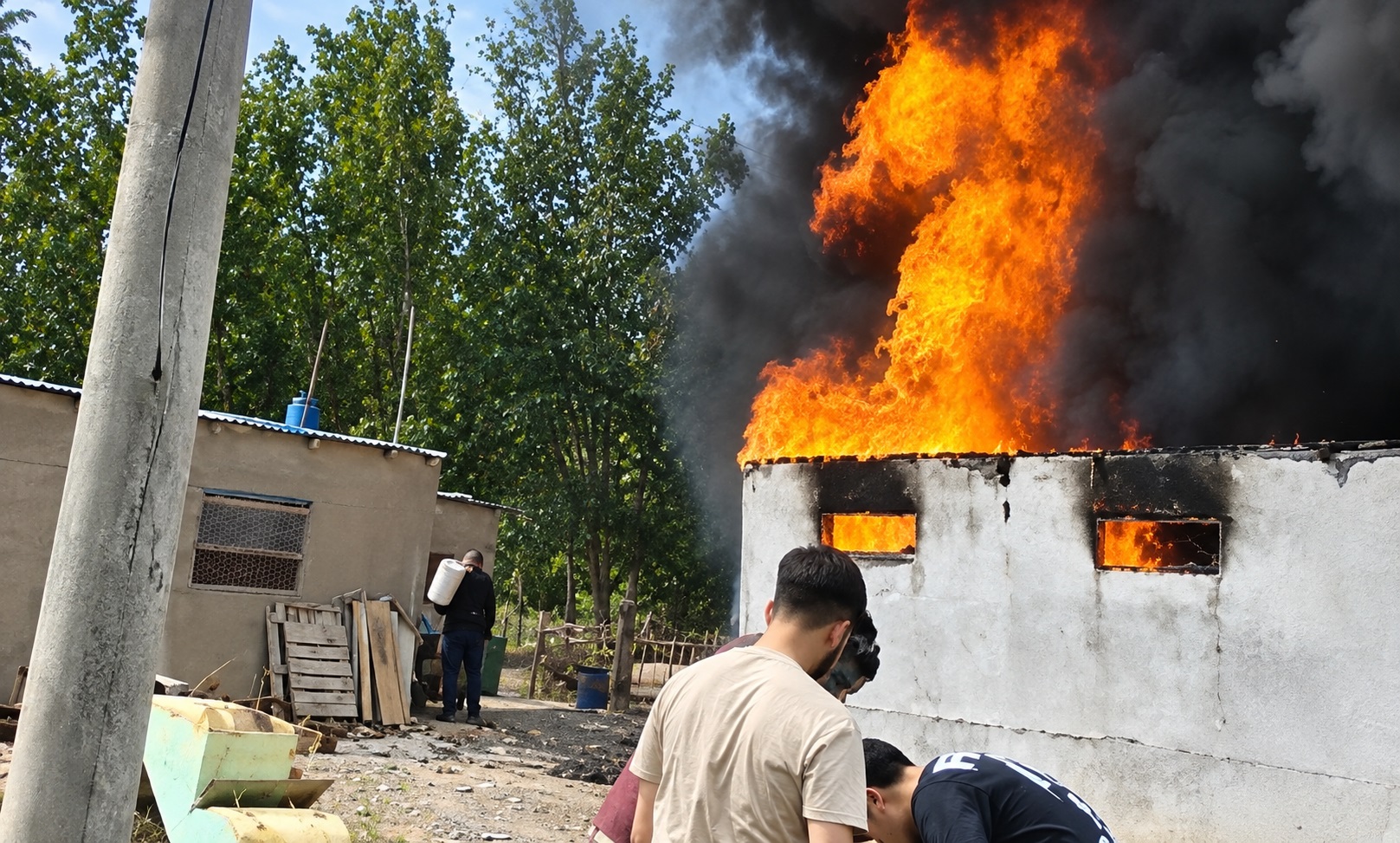 Caucete: un incendio en una finca frente a una escuela generó alarma